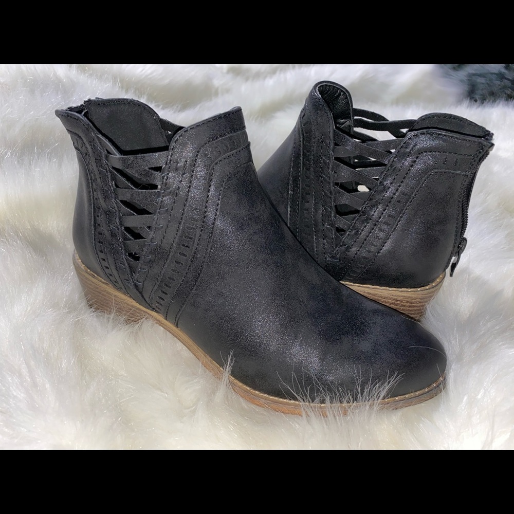 Size 8 | Boutique by Corkys | Black and Tan | Detailed Booties